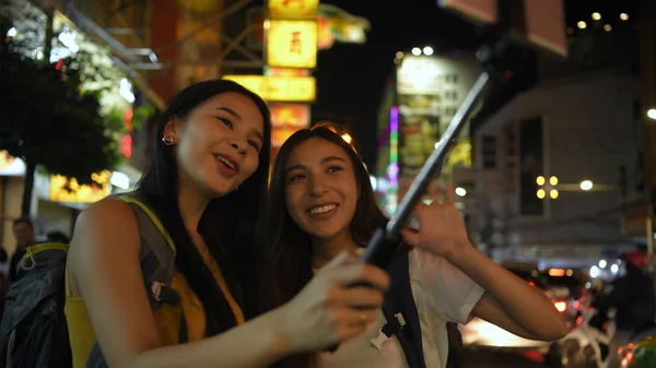 Concetto di viaggio. Belle ragazze stanno trasmettendo turismo dal vivo in — Foto Stock