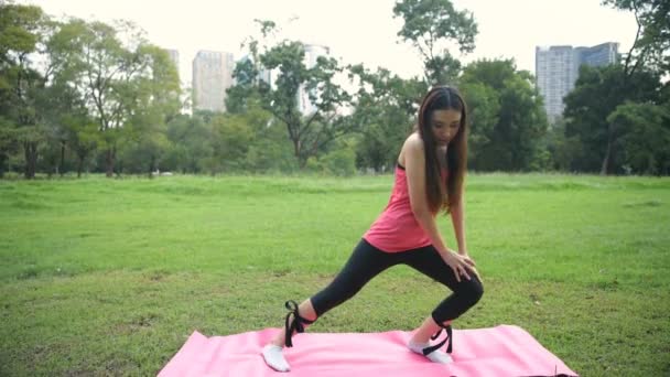 運動の概念 公園で美しい女性が運動している 4K分解能 — ストック動画