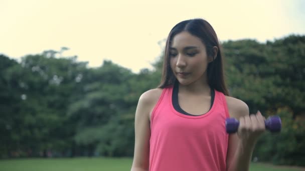 Упражнения Концепции Красивые Женщины Упражняются Построить Сильные Мышцы Саду Разрешение — стоковое видео
