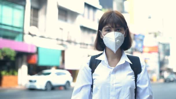 Conceito Prevenção Poluição Rapariga Que Usa Uma Máscara Tem Sinal — Vídeo de Stock
