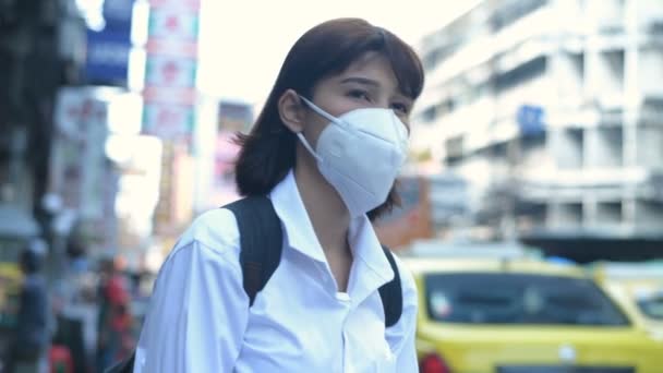 汚染防止の概念 美しい女性が街の通りにマスクをしている 4K分解能 — ストック動画