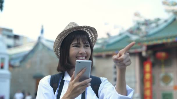 Conceito Viagem Mulheres Bonitas Estão Jogando Telefones Celulares Felizes Cidade — Vídeo de Stock