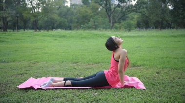 Egzersiz kavramları. Parkta egzersiz yapan güzel bir kadın. 4k 