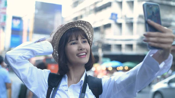 Concetto di viaggio. Belle ragazze stanno trasmettendo turismo dal vivo in — Foto Stock