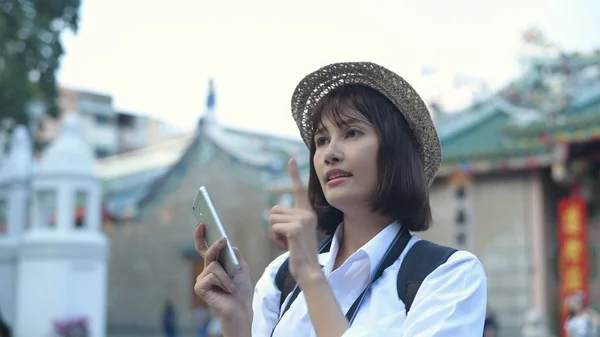 Concepto de viaje. Hermosas mujeres están jugando teléfonos móviles happil — Foto de Stock