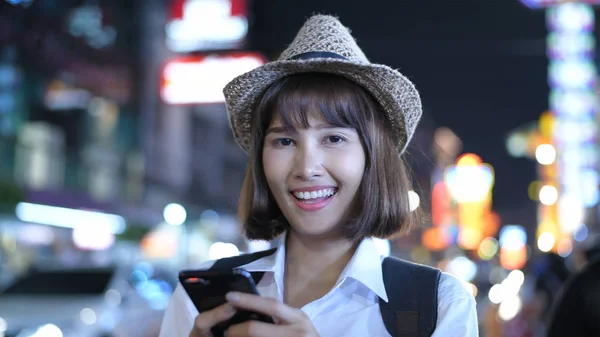 Concetto di viaggio. Belle ragazze stanno giocando i telefoni cellulari per hav — Foto Stock