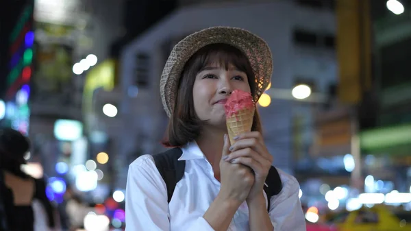旅行概念。 A beautiful woman eating ice cream together in t — 图库照片