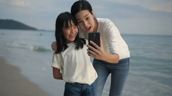 Concepto de vacaciones. Madre e hija están tomando fotos con mo — Foto de Stock