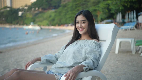 Concepto de vacaciones. Hermosas chicas sonríen felices en la playa — Foto de Stock