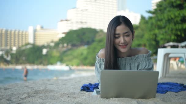 Conceito Férias Uma Mulher Bonita Está Trabalhando Com Caderno Praia — Vídeo de Stock