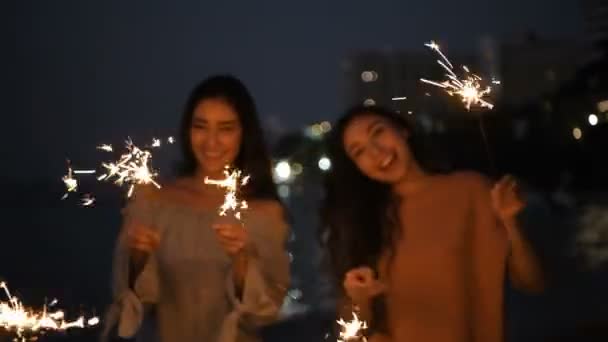 Fokus Verschwimmt Feuerwerk Das Mädchen Spielt Fröhlich Mit Feuerwerk Strand — Stockvideo