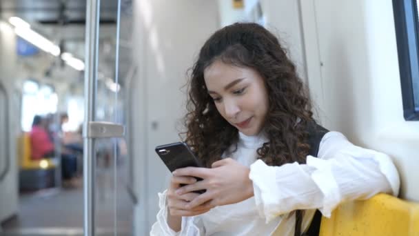 旅行のコンセプト 電車で旅をしながら携帯電話で遊んでいる美しい女性 4K分解能 — ストック動画