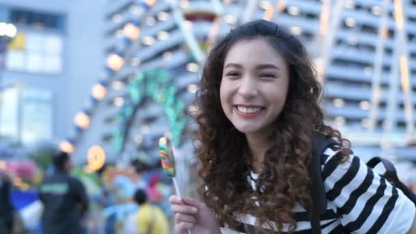 Conceito Férias Meninas Bonitas Estão Comendo Pirulitos Alegremente Parque Diversões — Vídeo de Stock