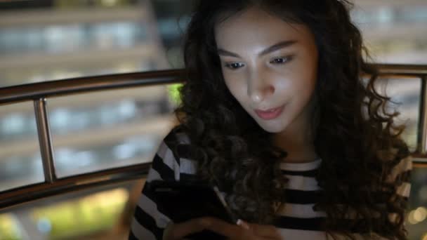 Conceito Férias Uma Linda Garota Brincando Com Telefone Celular Roda — Vídeo de Stock