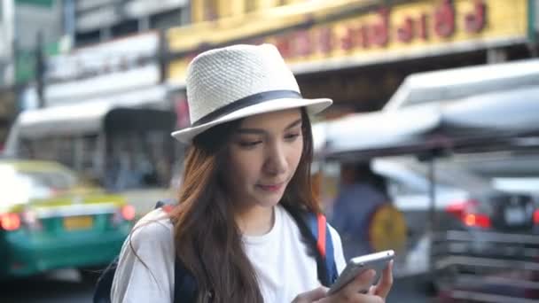 旅行概念 漂亮的女孩在手机上搜寻信息 4K分辨率 — 图库视频影像