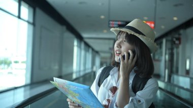 Turizm konsepti. Güzel kızlar haritayla geziyorlar.