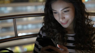 Tatil konsepti. Güzel bir kız cep telefonuyla oynuyor.