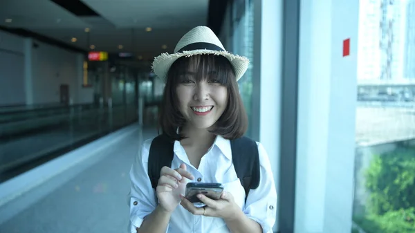 Tourism concept. A beautiful girl playing with a mobile phone in — 스톡 사진