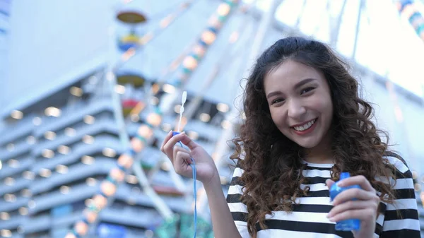 Concepto de vacaciones. Hermosas chicas están jugando burbujas de jabón en un —  Fotos de Stock