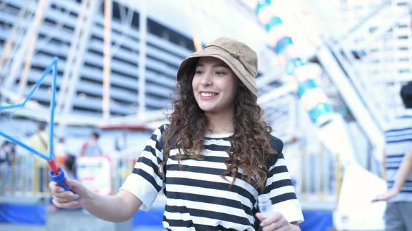 Concetto vacanza. Belle ragazze stanno giocando bolle di sapone in un — Foto Stock