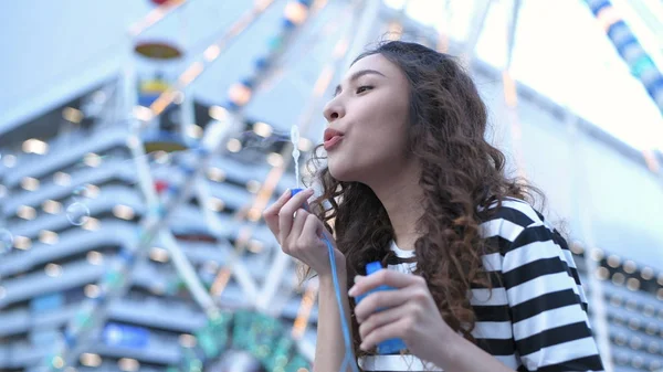 Concepto de vacaciones. Hermosas chicas están jugando burbujas de jabón en un —  Fotos de Stock