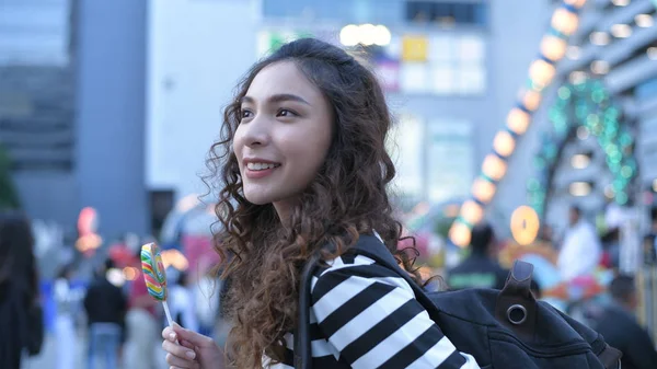 Concepto de vacaciones. Hermosas chicas están comiendo piruletas felices en —  Fotos de Stock