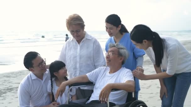 Concepto Vacaciones Una Gran Familia Está Teniendo Una Agradable Charla — Vídeo de stock