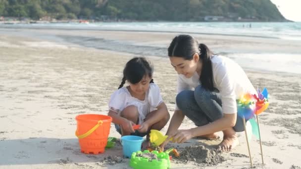 Urlaubskonzept Eltern Und Töchter Spielen Sand Strand Auflösung — Stockvideo