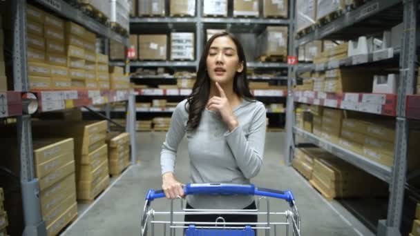 Bevásárlási Koncepciók Ázsiai Sétál Vásárolni Raktárban Felbontás — Stock videók