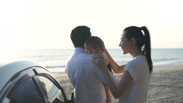 Concept Vacances Les Parents Jouent Avec Bébé Sur Plage Résolution — Video