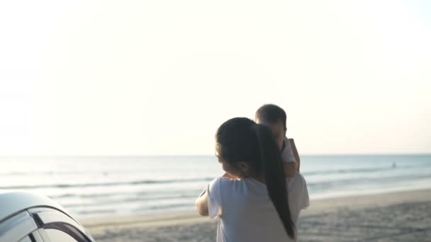 Konsep Liburan Orang Tua Bermain Dengan Bayi Pantai Resolusi — Stok Video