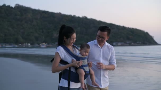 Concetto Vacanza Famiglia Sta Guardando Tramonto Sulla Spiaggia Risoluzione — Video Stock