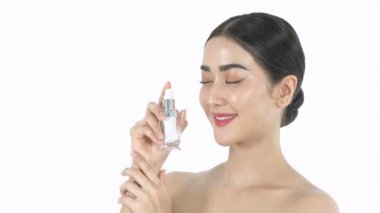 Güzellik konsepti. Genç kadınlar beyaz arka planda güzellik ürünleri sunuyorlar. 4k Çözünürlüğü.