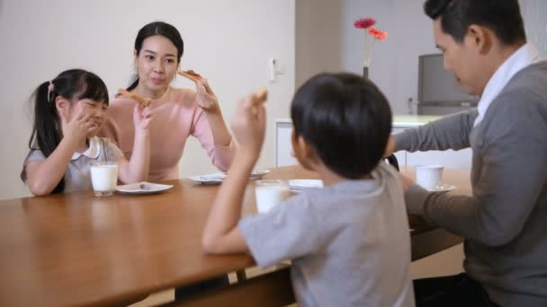 Conceito Férias Família Tomando Café Manhã Juntos Cozinha Resolução — Vídeo de Stock