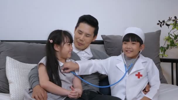 Urlaubskonzept Kinder Spielen Als Arzt Wohnzimmer Auflösung — Stockvideo