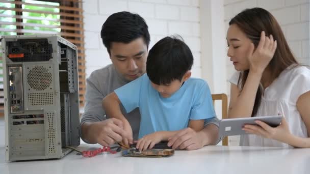 Conceito Familiar Pais Estão Encorajando Seus Filhos Aprender Reparar Computadores — Vídeo de Stock