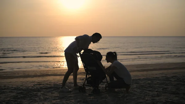 Conceito de férias. A família está a ver o pôr do sol na praia. . — Fotografia de Stock