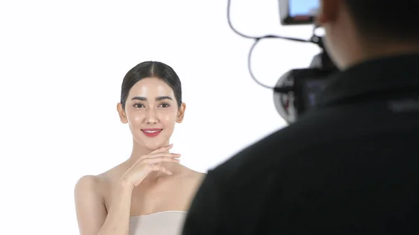 Beauty concept. A beautiful woman modeling in a white studio. 4k — ストック写真