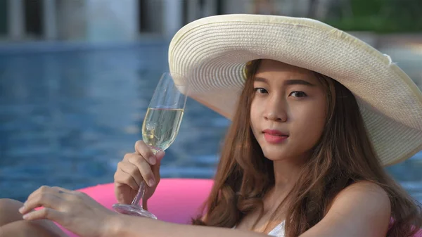 Holiday concept. The girl is drinking wine at the pool cheerfull — 스톡 사진