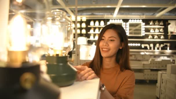Bevásárlási Koncepciók Gyönyörű Nők Vásárolnak Lámpákat Elektromos Berendezések Boltjaiban Felbontás — Stock videók
