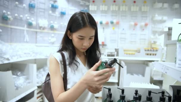 Conceptos Compras Las Mujeres Hermosas Están Comprando Botellas Centro Comercial — Vídeo de stock