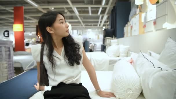 购物的概念 亚洲女人在购物中心里买卧室装饰 4K分辨率 — 图库视频影像