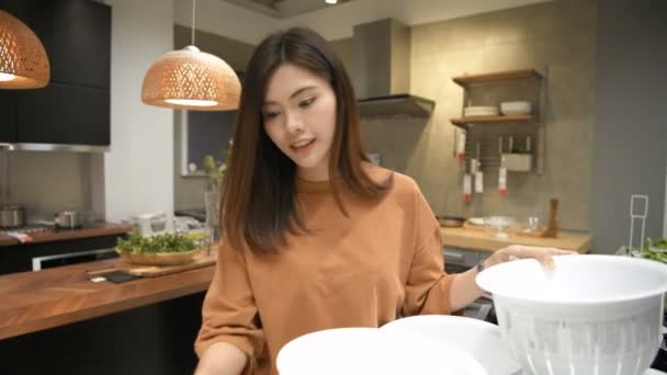 Shopping Concepts Girl Comparing Price Basket Furniture Store Resolution — 비디오