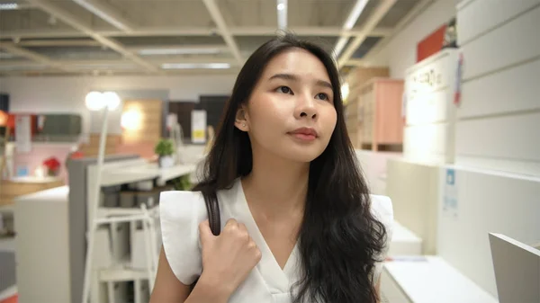 Conceptos de compras. Una hermosa mujer está de compras en el centro comercial. 4k — Foto de Stock