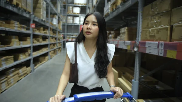 Conceitos de compras. Mulher asiática está andando para fazer compras no warehou — Fotografia de Stock