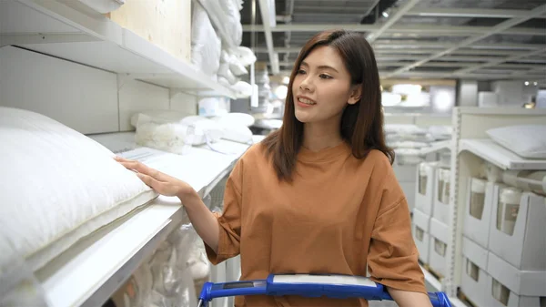 Shopping-Konzepte. asiatische Frauen kaufen für Schlafzimmer decorati — Stockfoto