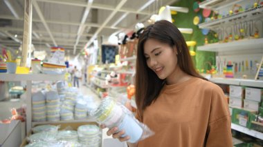 Alışveriş kavramları. Güzel kadınlar gözlük alıyor.