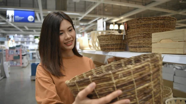 Conceptos de compras. Hermosas mujeres están comprando cestas de madera en — Foto de Stock