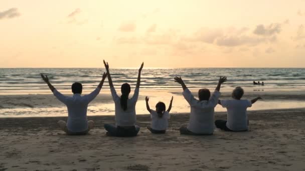 Concepto Vacaciones Una Gran Familia Practicando Yoga Juntos Junto Mar — Vídeo de stock