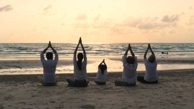 Tatil konsepti. Birlikte yoga yapan büyük bir aile. 